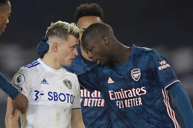 Pepe (phải) thiếu kiềm chế khi húc đầu vào đầu của Alioski ở trận Arsenal hòa may mắn Leeds United 0-0