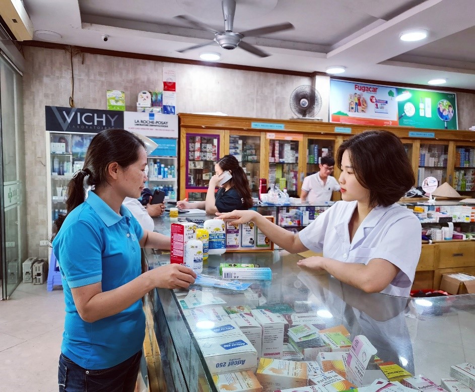 Khách hàng chọn mua sản phẩm của Nature’s Way tại Nhà thuốc Hà Bắc