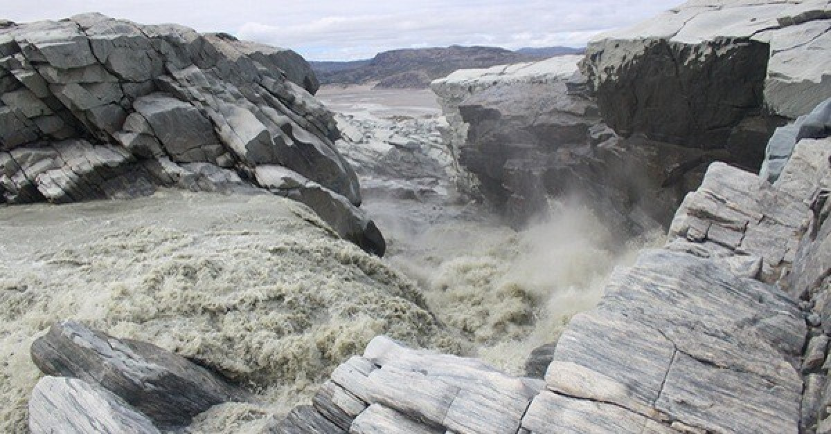 Sông băng ở Greenland - Ảnh: JON HAWKINGS