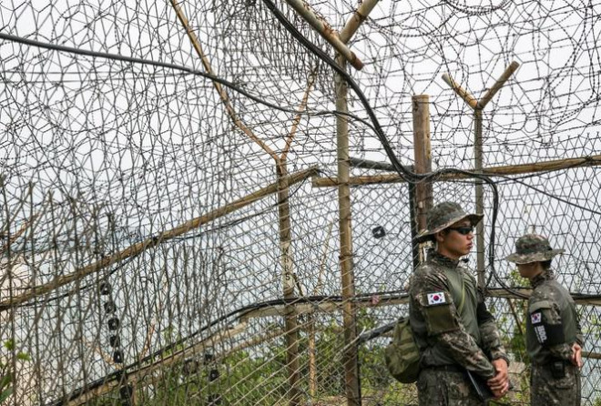 Hàng rào dây thép gai trên biên giới Hàn Quốc - Triều Tiên. Ảnh: Bloomberg