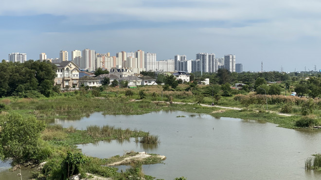 Trong khu này còn một số mái nhà của người dân Thủ Thiêm cố bám trụ, chờ ngày được đền bù thoả đáng.&nbsp;