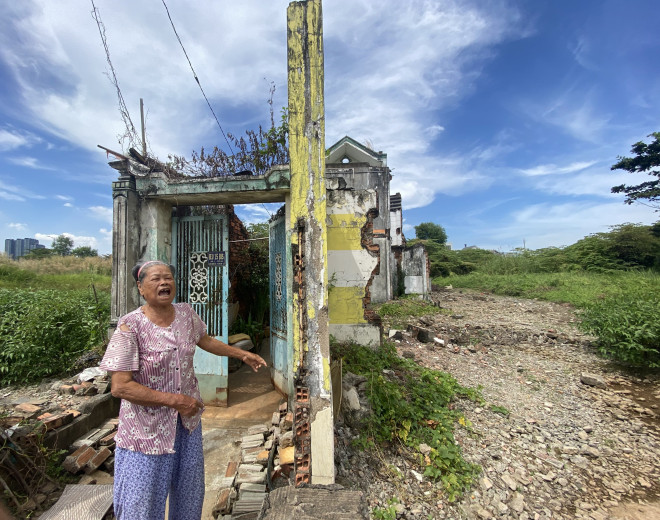 Bà Nguyễn Thị Giáp mong rằng Thanh tra Chính phủ và TPHCM sớm giải quyết quyền lợi của người dân để sớm có cuộc sống ổn định. “Tuổi già sống không được bao lâu mà cứ suy nghĩ về nhà cửa rất khổ tâm. Tôi mong giải quyết xong sớm để yên ổn sinh sống hết tuổi già”, bà Giáp nói.