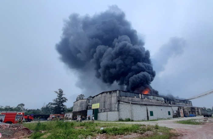 Kho chứa sơn vật liệu xây dựng ở Khối 3, phường Trung Đô, TP Vinh, Nghệ An bị cháy dữ dội