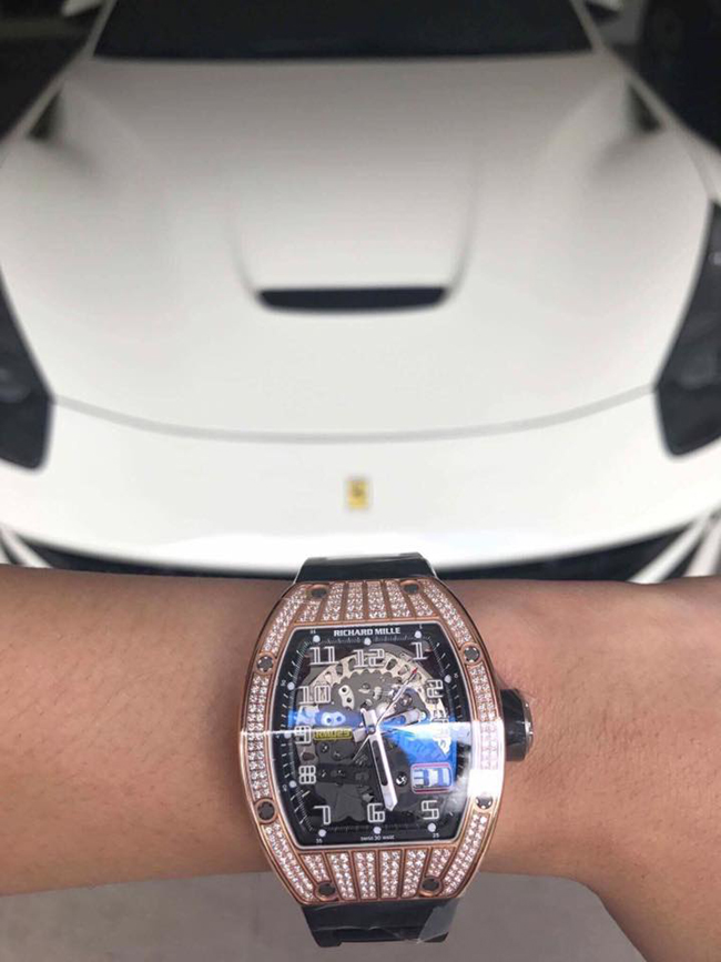 Ngoài thú chơi siêu xe, Phan Thành còn đam mê sưu tầm đồng hồ tiền tỷ. Trong ảnh là chiếc đồng hồ Richard Mille RM 029 Rose Gold Diamond có giá 3,3 tỷ đồng với phông nền phía sau là siêu xe Ferrari F12 Berlinetta.
