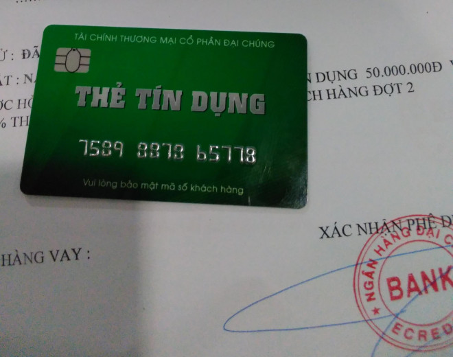 Thẻ tín dụng giả mạo danh PVcomBank. Ảnh: Lam Giang