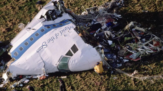Chiếc máy bay&nbsp;số hiệu 103 của hãng hàng không Pan Am rơi&nbsp;xuống thị trấn Lockerbie, Scotland năm 1988. Ảnh: HISTORY