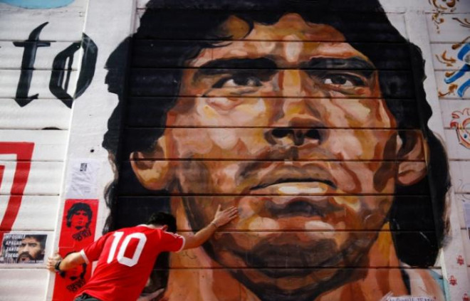 Một người hâm mộ đau buồn trước sự ra đi của huyền thoại Diego Maradona