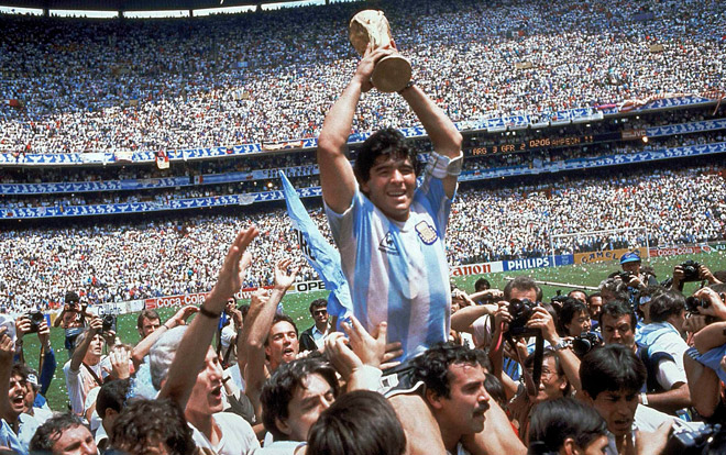 &nbsp;Maradona nâng cao chiếc cúp&nbsp;vô địch World Cup 1986