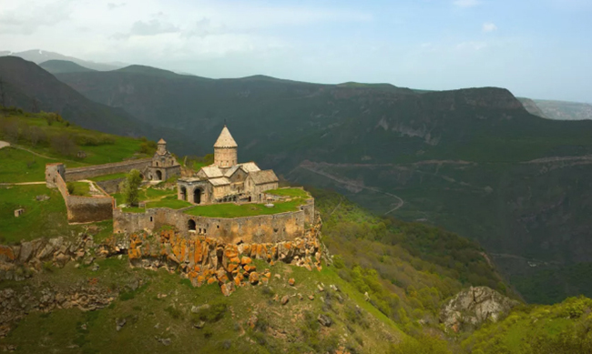 Tu viện Tatev: Được xây dựng vào thế kỷ thứ 9 trên rìa hẻm núi sông Vorotan ở tỉnh Syunik của Armenia. Du khách có thể đến thăm tu viện bằng cáp treo dài nhất hành tinh.
