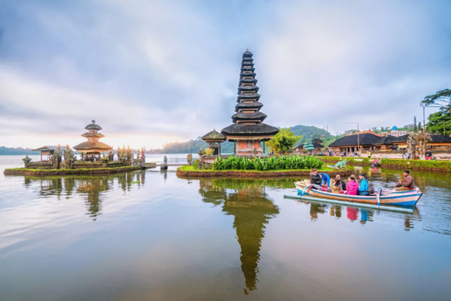 Đền Ulun Danu: Pura Ulun Danu xuất hiện bình lặng như trôi trên mặt hồ Beratan, Hồ Núi Thánh, ở Bali, Indonesia. Đền được xây dựng từ năm 1663.
