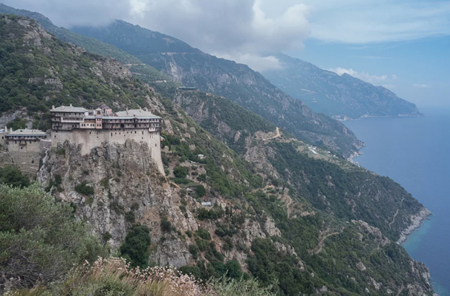 Núi Athos: Vừa là núi vừa là bán đảo giữa Biển Aegean, Núi Athos là Di sản Thế giới được UNESCO công nhận. Tu viện Simonopetra được xây dựng vào thế kỷ 13 và dành riêng cho Lễ giáng sinh của Chúa Giêsu.
