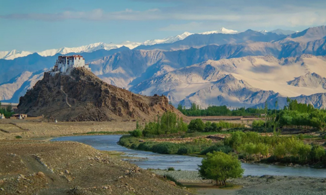 Chùa Leh: Các ngôi chùa Phật giáo ở quận Leh ở Ladakh, Ấn Độ, nằm giữa hai dãy núi trong một vùng đẹp được mệnh danh là 'vùng đất của những con đèo cao'.
