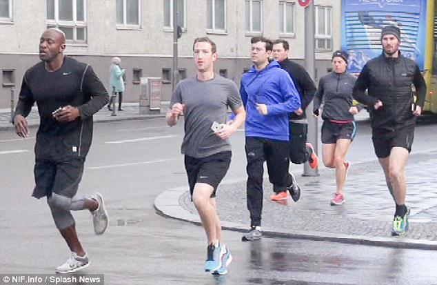 Mark Zuckerberg tranh thủ chạy mỗi khi đến một vùng đất mới