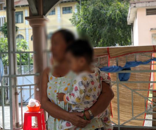 Bà P. và một người con khác của D. đang ở bệnh viện chăm sóc cháu bị bị bạo hành