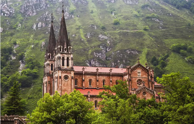 Tu viện Đức Mẹ Covadonga: Nằm ở ngôi làng Covadonga ở Asturias, Tây Ban Nha, Đức Mẹ Covadonga là một ngôi đền thờ Đức Mẹ Đồng trinh. Công trình kiến ​​trúc tuyệt đẹp ngày nay tồn tại từ thế kỷ 16.
