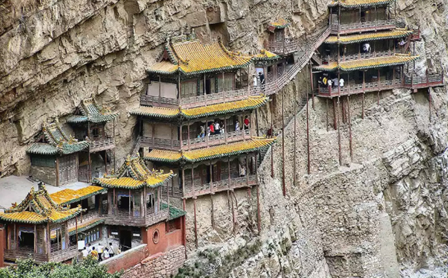Đền treo: Được xây dựng vào một vách đá gần núi Heng ở tỉnh Sơn Tây, Trung Quốc, Tu viện Treo là ngôi chùa duy nhất hiện thân của 3 tôn giáo truyền thống ở Trung Quốc: Phật giáo, Nho giáo và Đạo giáo, ngôi đền này được xây dựng bởi một nhà sư từ hơn 1.500 năm trước. 
