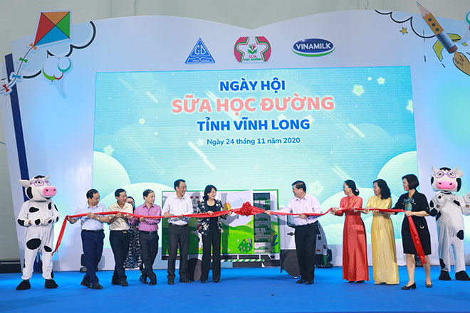 &nbsp;Các đại biểu cùng thực hiện nghi thức phát động Ngày hội Sữa học đường Vĩnh Long năm 2020