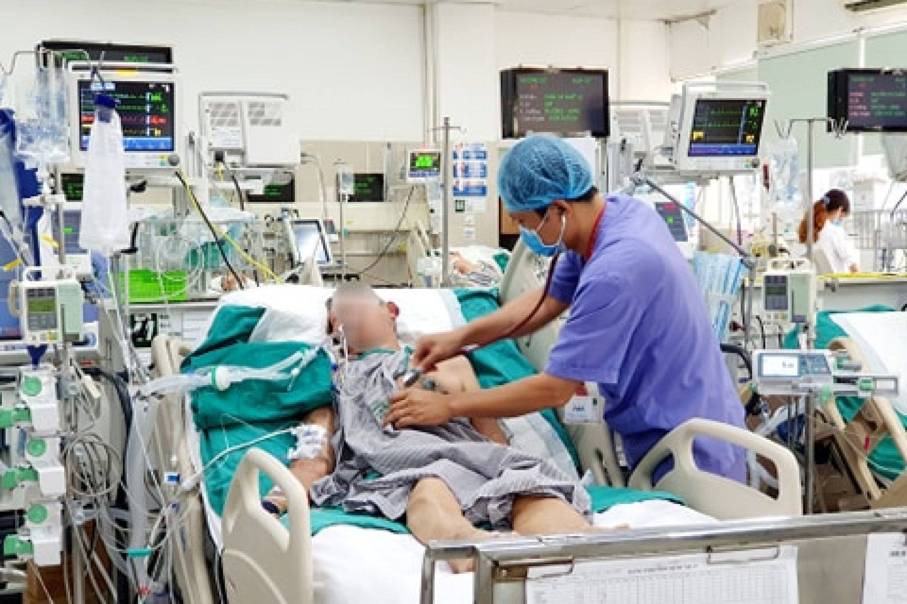 Bác sĩ Quân đang thăm khám cho bệnh nhân kháng kháng sinh đang điều trị tại Khoa Cấp cứu A9, Bệnh viện Bạch Mai.