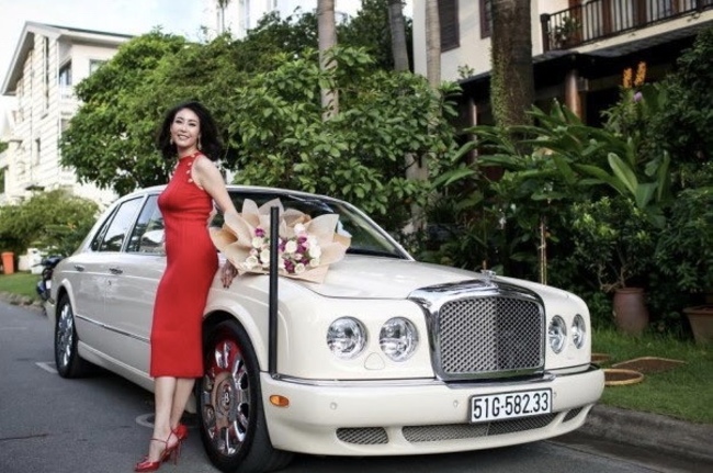 Ngoài ra, hoa hậu Hà Kiều Anh di chuyển bằng xe siêu sang Bentley. Đây là mẫu xe được thiết kế theo phong cách cổ điển do hãng ôtô hạng sang của Anh sản xuất. Giá của siêu xe Bentley Arnage tại Việt Nam vào khoảng 20 tỉ đồng
