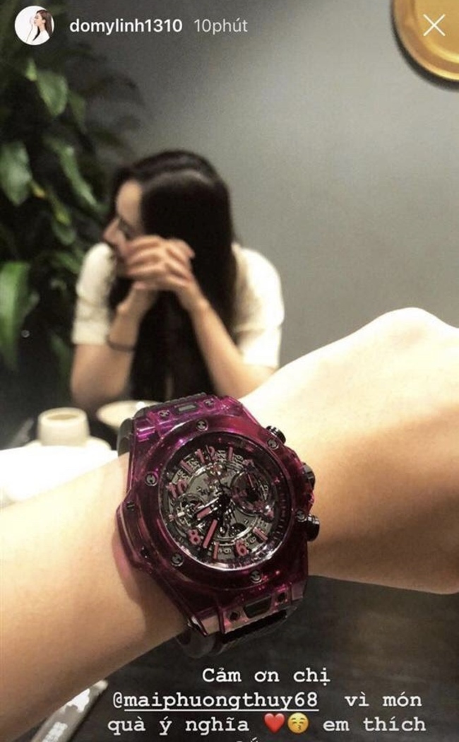 Mai Phương Thuý từng gây sốt dư luận khi tặng cho Hoa hậu Đỗ Mỹ Linh chiếc đồng hồ gần 2 tỷ đồng.
