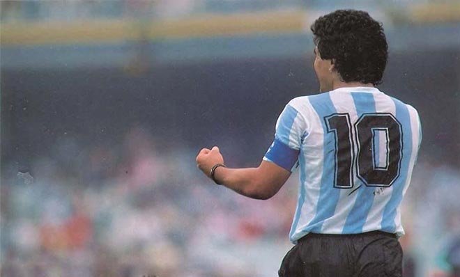 Maradona đeo áo số 10 trong hơn một thập kỷ ở ĐT Argentina