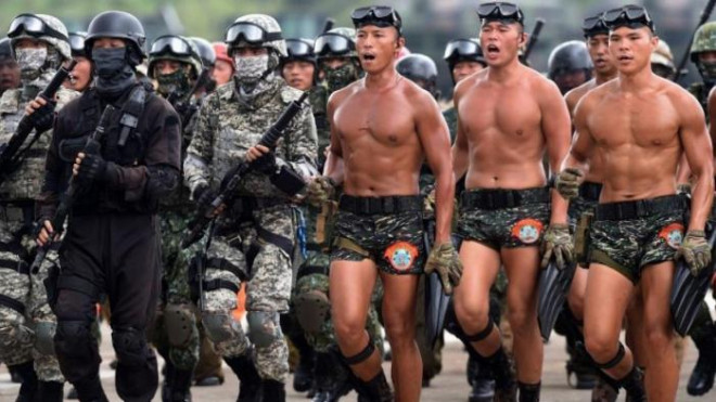 Lực lượng đặc nhiệm hải quân (nhóm binh sỹ cởi trần) của Đài Loan.