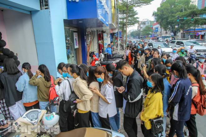 Sáng ngày Black Friday (27/11), tại một cửa hàng trang sức bạc trên đường Tây Sơn, người mua sắm xếp hàng dài vài mét trên vỉa hè.