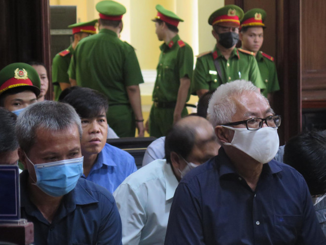Bị cáo Trần Phương Bình (phải) bị phạt tù chung thân