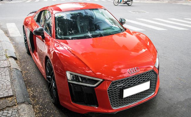 Audi R8 V10 Plus 2016 sử dụng khối động cơ V10, dung tích 5,2 lít, sản sinh công suất đạt 610 mã lực và mô-men xoắn cực đại 540 Nm.
