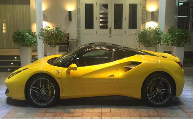 Ferrari 488 GTB là món quà tốt nghiệp mà Phan Thành dành tặng cho người em trai Phan Hoàng hồi năm 2016.&nbsp;“Đại gia” quả nhiên khác biệt, tặng quà tốt nghiệp cũng phải “hoành tráng” đến mức này.
