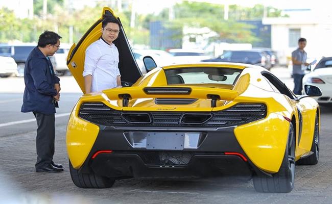 Chiếc xe McLaren 650S Spider này được thiếu gia Sài Gòn mang về năm 2016. Tại thời điểm đó, sau khi được đăng ký biển số, tổng chi phí mà Phan Thành phải chi ra để sở hữu siêu xe này ước tính lên đến 19 tỷ đồng.
