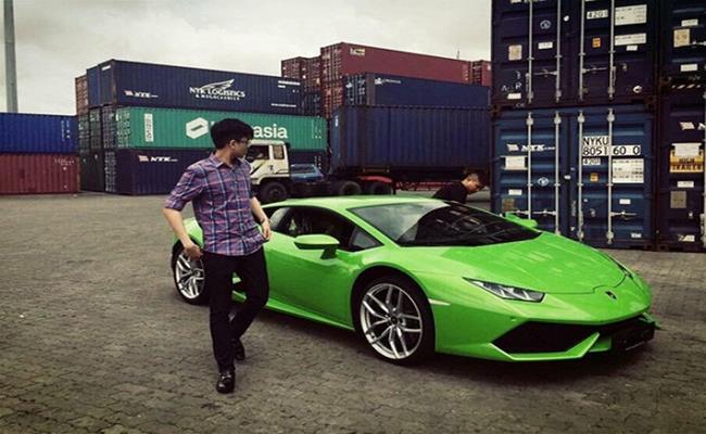 Trong đó không thể không kể tới siêu xe Lamborghini Huracan màu xanh cốm được đồn đoán khoảng 16 tỷ đồng. Đây là món quà sinh nhật mà Phan Thành tặng cho em trai Phan Hoàng.
