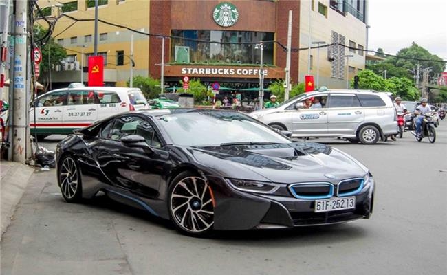 Đến giữa tháng 7/2015, người ta tận mắt chứng kiến Phan Thành cầm lái nó trên đường phố Sài Gòn. Tại thời điểm đó, BMW i8 có giá tại Mỹ khoảng 136.000 USD, về Việt Nam, sau khi tính đủ các khoản thuế, giá xe ở mức trên 7 tỷ đồng.
