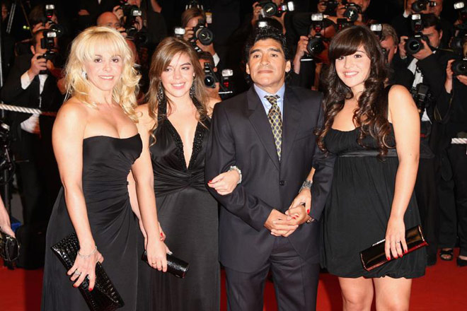 Maradona chụp ảnh bên vợ cả Claudia Villafane cùng 2 con gái Dalma và Giannina tại sự kiện "Maradona Premiere" năm 2008