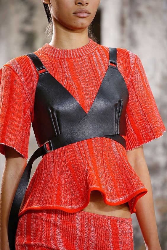 Nếu bạn muốn sự nổi bật hãy mặc chiếc áo rực rỡ phía dưới một màu corset trung tính.