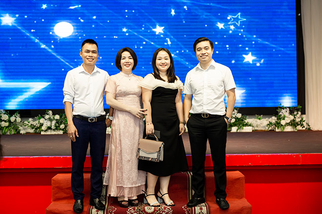 Ông Nguyễn Trung Dũng (bên phải) tham dự hội nghị khách hàng khu vực Bắc Miền Trung