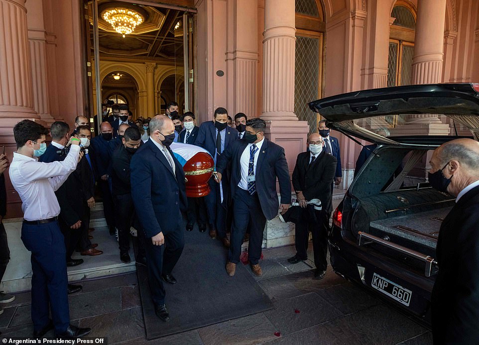 Linh cữu Maradona được đưa ra xe