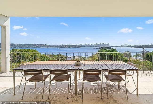 Ngôi nhà có một hồ bơi, sân tennis và tầm nhìn toàn cảnh ra thành phố và cảng Sydney
