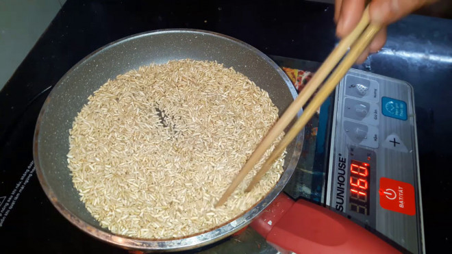 Rang gạo trước khi nấu cháo sẽ thơm ngon hơn. Ảnh minh họa.
