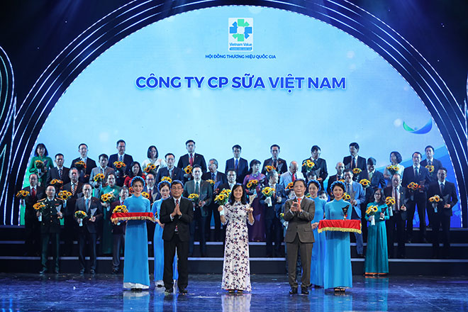 &nbsp;Bà Nguyễn Thị Minh Tâm – Giám đốc Chi nhánh Vinamilk Hà Nội đại diện nhận biểu trưng tại Lễ công bố các doanh nghiệp có sản phẩm đạt Thương Hiệu Quốc Gia năm 2020 diễn ra tại Hà Nội.