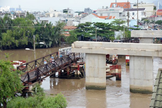 Cầu Long Kiểng mới được&nbsp;xây dựng để&nbsp;thay thế cầu sắt cũ nhỏ hẹp đã xuống cấp trầm trọng&nbsp;nhưng hiện đã ngưng thi công và chưa có dấu hiệu tái thi công.&nbsp;“Dự án xây dựng cầu có từ 20 năm trước lúc đó con gái tôi 5 tuổi, giờ nó đã lấy chồng và tôi đã có cháu ngoại rồi. Giờ cầu mới xây nhưng cũng dang dở như thế này thì tôi và dân ở đây không biết đợi đến bao giờ”, bà Lê Thị Quyên (ngụ huyện Nhà Bè) nói.