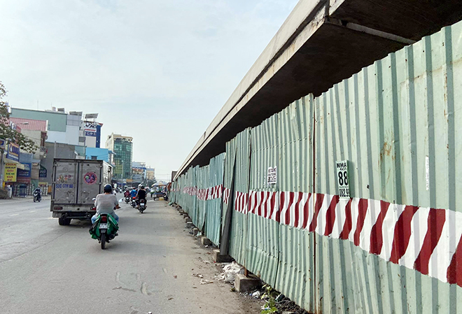 Cầu Bưng bị “đứng hình” và không biết đến khi nào mới hoàn thành khiến dân “dài cổ” chờ đợi. Ngoài cầu Bưng, ở quận Bình Tân còn có dự án cầu Tân Kỳ Tân Quý cũng bị vướng mặt bằng và “xây mãi không chịu xong”.