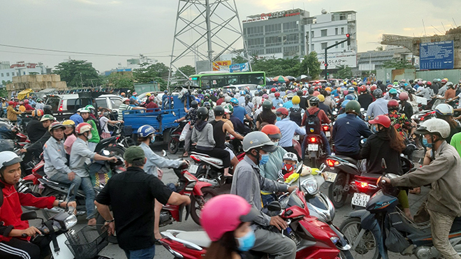 Vào giờ cao điểm, giao thông qua khu vực dự án cầu Bưng luôn trong tình trạng “tê liệt”. “Tuyến đường này là huyết mạch của quận Bình Tân, quận Tân Phú và huyện Bình Chánh nhưng kẹt xe hoài à. Chán và ngán ngẫm với giao thông ở đây lắm, mong cầu xây xong để dân bớt khổ”, chị Lê Thị Linh My (ngụ quận Bình Tân) nói.