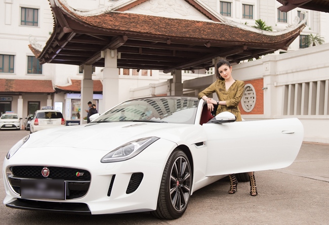 Tháng 3.2019, Huyền My tậu chiếc xế hộp thể thao Jaguar F-Type màu trắng sang chảnh với giá khoảng 7 tỷ đồng.
