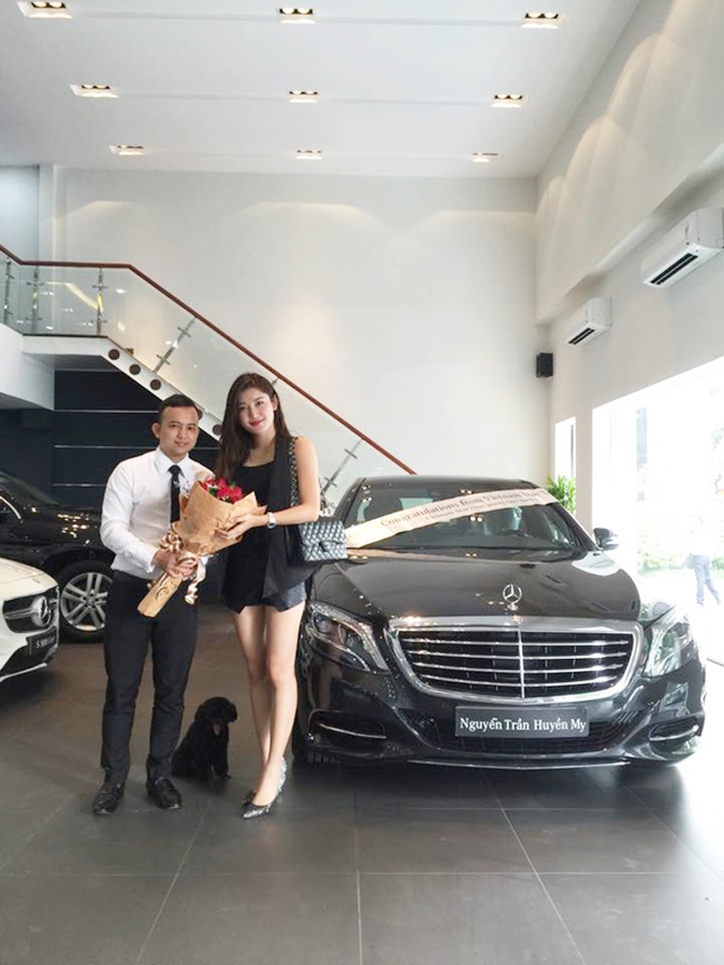 Trước đó, Á hậu 25 tuổi từng sở hữu một chiếc Mercedes S 400 có giá khoảng 3,6 tỷ đồng vào năm 2015.
