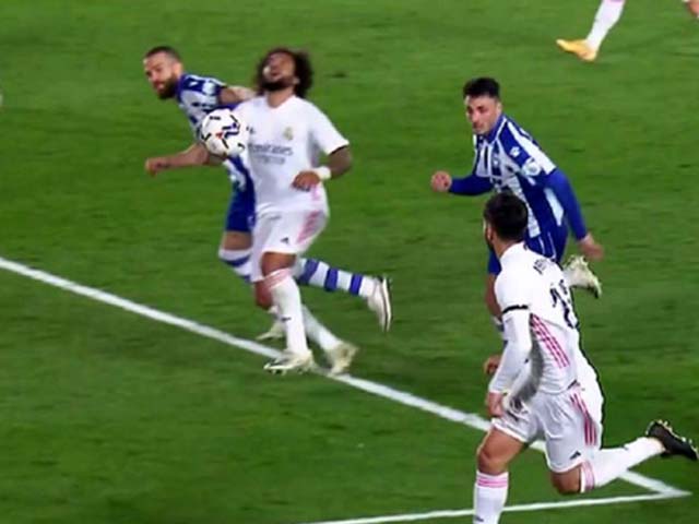 Marcelo bị giật tóc cực thô trong vòng cấm, Real mất oan penalty?