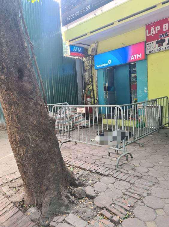 Hiện trường thi thể người đàn ông chết ở cạnh cây ATM trên đường Phan Đình Phùng, TP Hà Nội