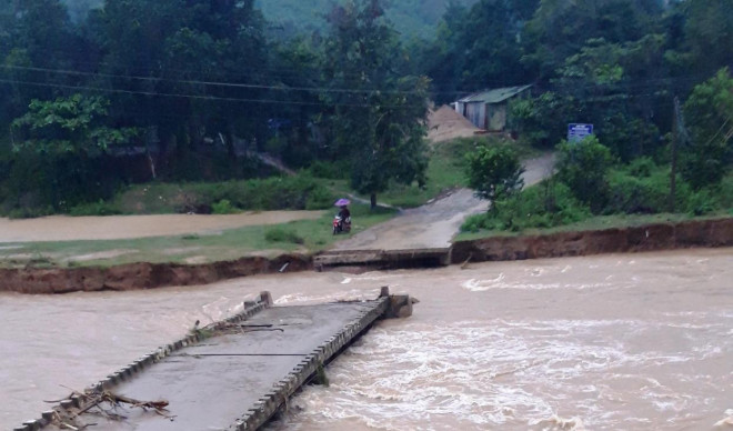 Cầu tràn ở huyện Khánh Vĩnh bị lũ cuốn trôi - ảnh Hữu Thái