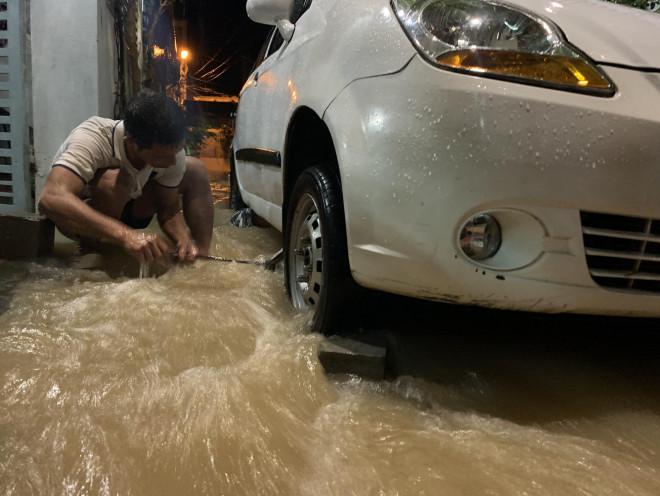 Người dân TP Nha Trang cố cứu tài sản của mình