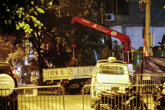 23h30, chiếc xe cẩu tiếp cận hiện trường quả bom tại phố Cửa Bắc (phường Trúc Bạch, quận Ba Đình, Hà Nội).